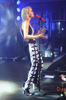 Rita Ora feet photo thumbnail