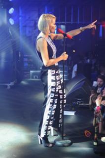 Rita Ora feet photo thumbnail