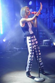 Rita Ora feet photo thumbnail