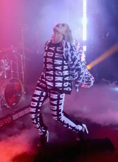 Rita Ora feet photo thumbnail