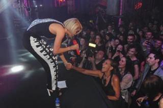Rita Ora feet photo thumbnail