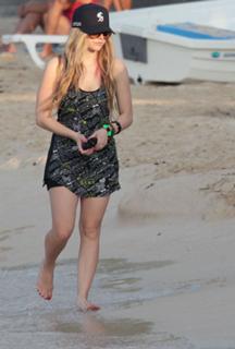 Avril Lavigne feet photo thumbnail