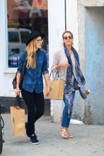 Jessica Alba feet photo thumbnail
