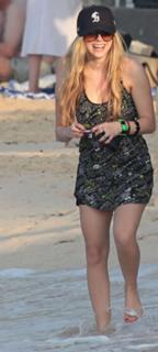 Avril Lavigne feet photo thumbnail