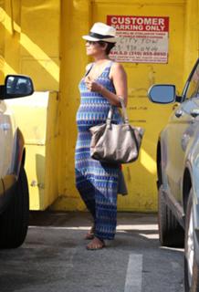 Halle Berry feet photo thumbnail