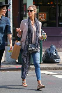 Jessica Alba feet photo thumbnail