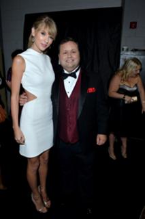 Taylor Swift feet photo thumbnail