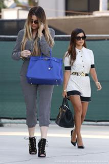 Khloé Kardashian feet photo thumbnail