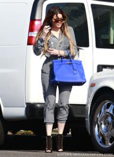 Khloé Kardashian feet photo thumbnail