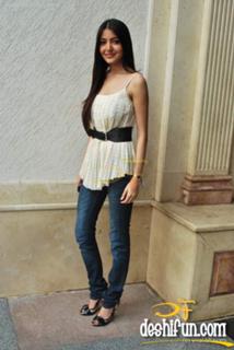 Anushka Sharma feet photo thumbnail