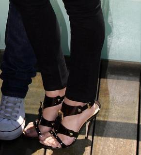 Vanessa Hudgens feet photo thumbnail