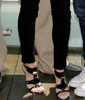 Vanessa Hudgens feet photo thumbnail