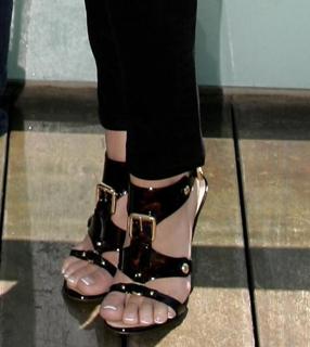 Vanessa Hudgens feet photo thumbnail
