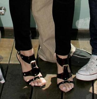 Vanessa Hudgens feet photo thumbnail