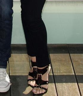Vanessa Hudgens feet photo thumbnail