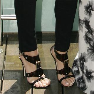 Vanessa Hudgens feet photo thumbnail