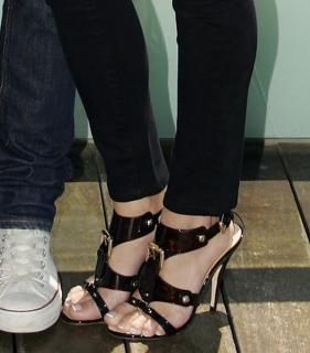 Vanessa Hudgens feet photo thumbnail