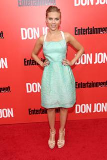 Scarlett Johansson feet photo thumbnail