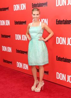 Scarlett Johansson feet photo thumbnail