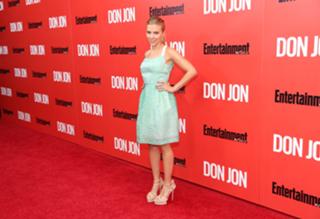 Scarlett Johansson feet photo thumbnail