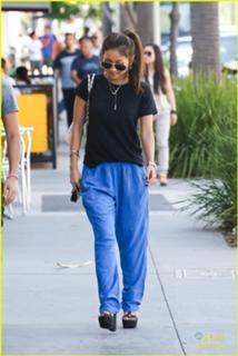 Brenda Song feet photo thumbnail