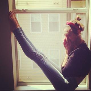 Phoebe Tonkin feet photo thumbnail
