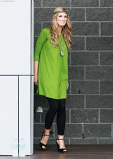 Delta Goodrem feet photo thumbnail