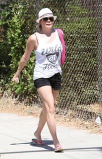 LeAnn Rimes feet photo thumbnail