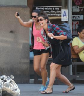Katie Holmes feet photo thumbnail
