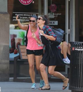 Katie Holmes feet photo thumbnail