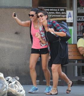 Katie Holmes feet photo thumbnail