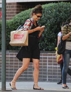 Katie Holmes feet photo thumbnail