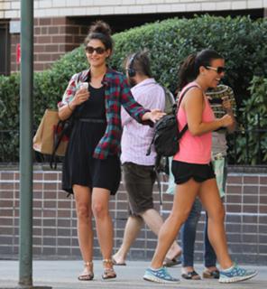Katie Holmes feet photo thumbnail
