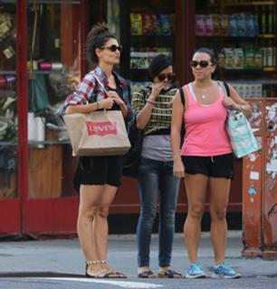 Katie Holmes feet photo thumbnail