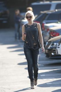 Gwen Stefani feet photo thumbnail