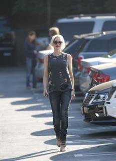 Gwen Stefani feet photo thumbnail