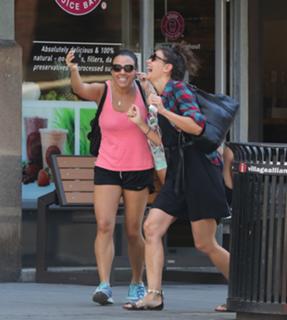 Katie Holmes feet photo thumbnail