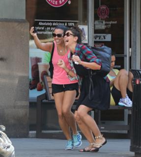 Katie Holmes feet photo thumbnail