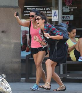 Katie Holmes feet photo thumbnail