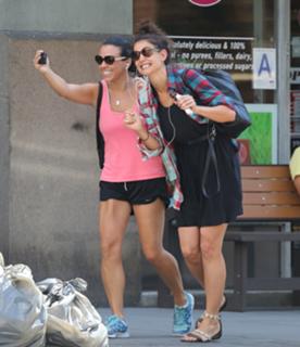 Katie Holmes feet photo thumbnail