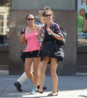 Katie Holmes feet photo thumbnail