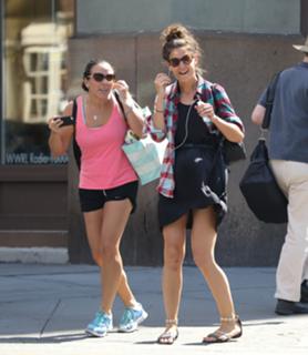 Katie Holmes feet photo thumbnail