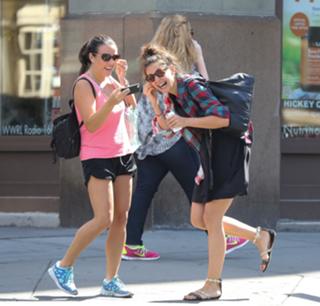 Katie Holmes feet photo thumbnail