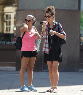 Katie Holmes feet photo thumbnail