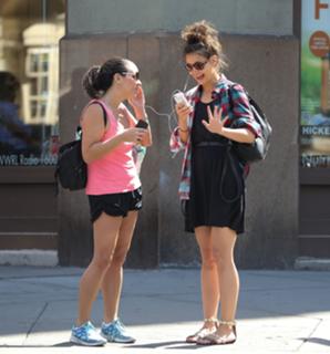Katie Holmes feet photo thumbnail
