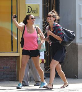 Katie Holmes feet photo thumbnail