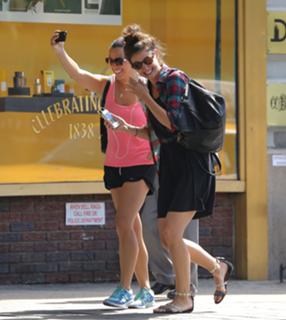 Katie Holmes feet photo thumbnail