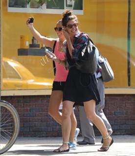 Katie Holmes feet photo thumbnail