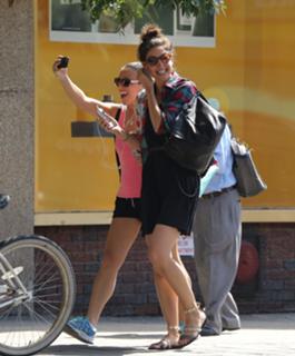 Katie Holmes feet photo thumbnail
