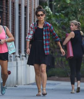 Katie Holmes feet photo thumbnail